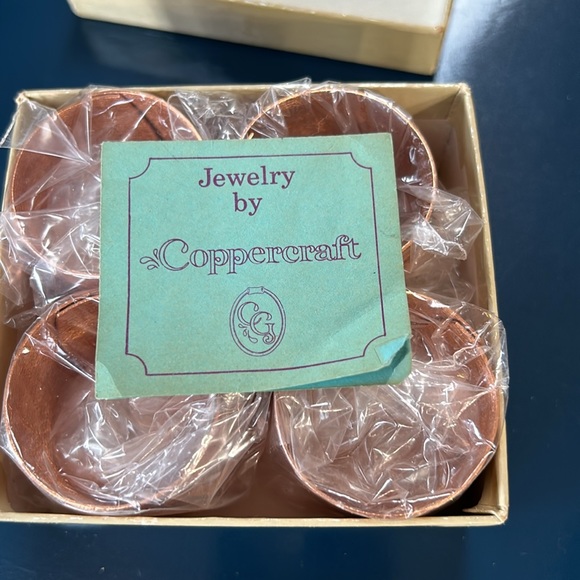 Vintage Coppercraft set of 4 copper napkin rings in box. - Picture 3 of 8